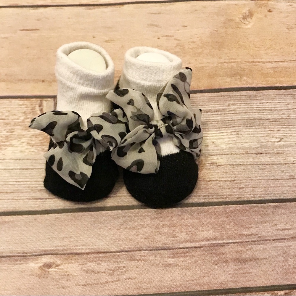 Lot of Baby Girl Bootie Socks and Headbands - Picture 3 of 4
